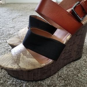 Massimo wedges in three tones